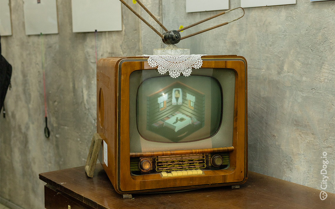 Старинный телевизор на выставке «Успаміны з дзяцінства».